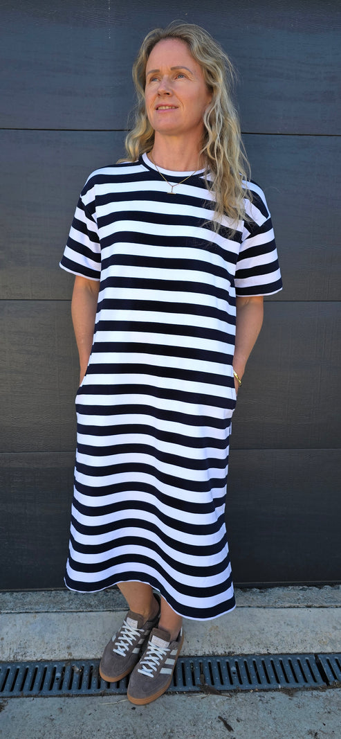 Tee dress- navy/white