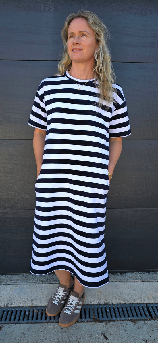 Tee dress- navy/white