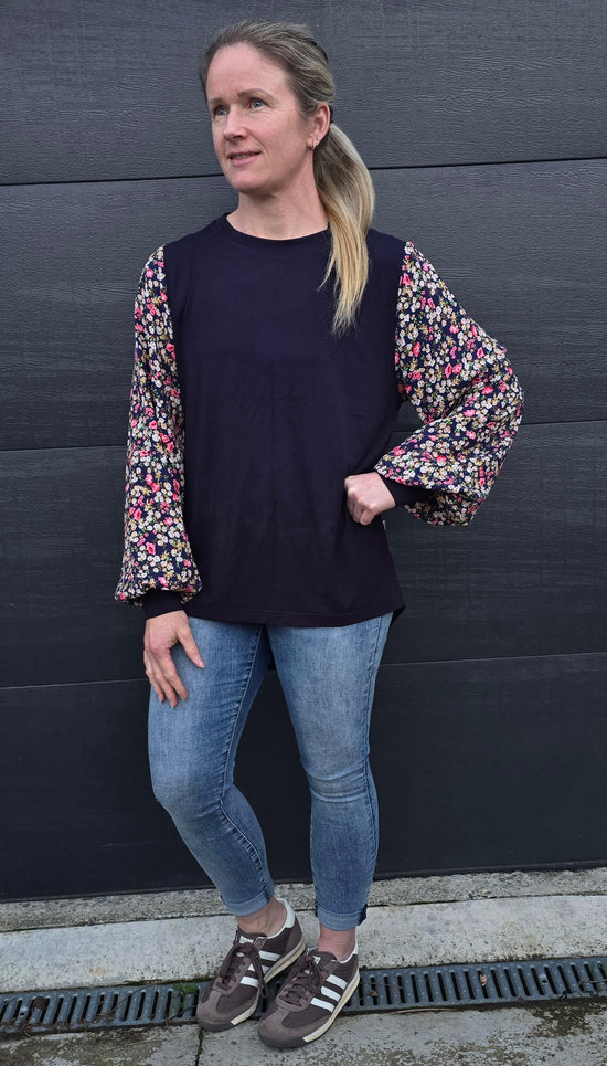 Lisa top - navy/dainty floral