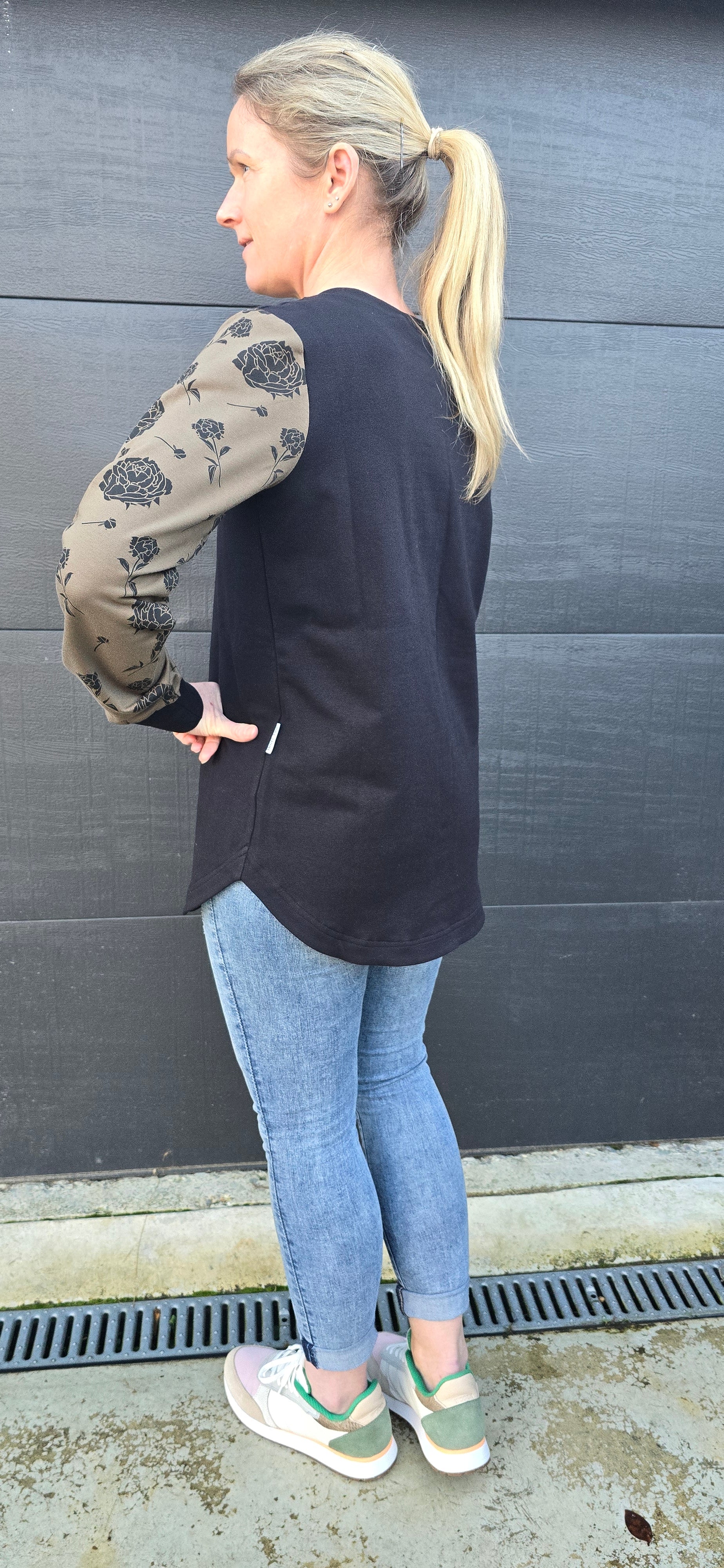 May sweat - Black & khaki peony